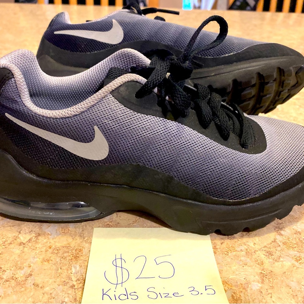 Nike Kids' Air Max Invigor Sneaker